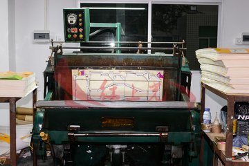 红上光工厂生产设备4-深圳不干胶贴纸